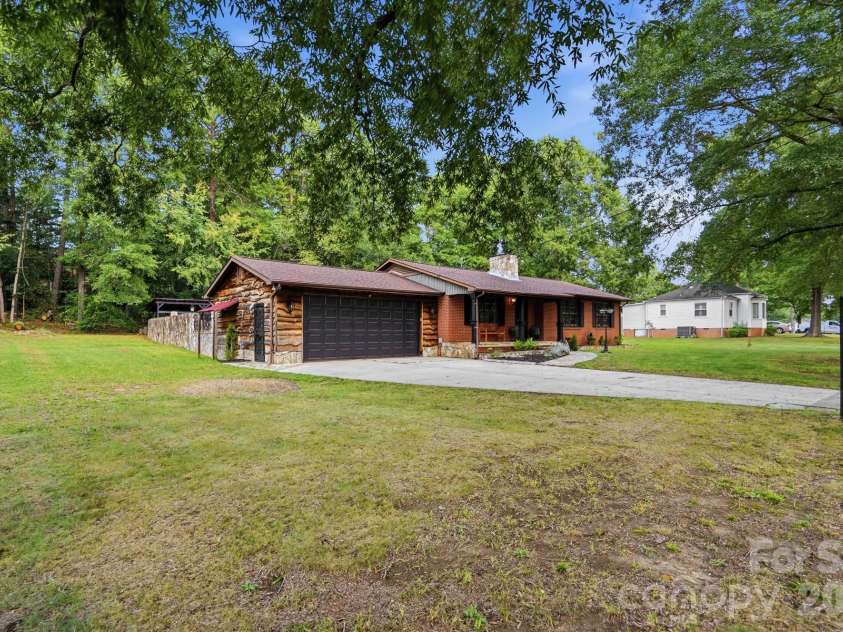 1471 Ontario Drive, Kannapolis, NC 28083.  MLS# CAR4420487, YatesRealty ID 48342. Spacious lot surrounding this charming brick ranch