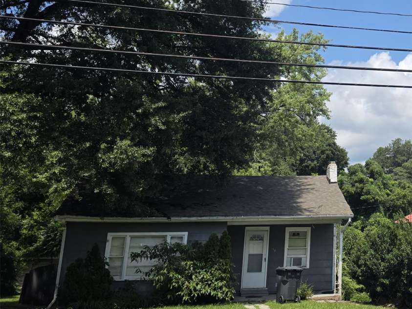 204 Trade Street, Dallas, NC 28034.  MLS# CAR4420814, YatesRealty ID 48349. 