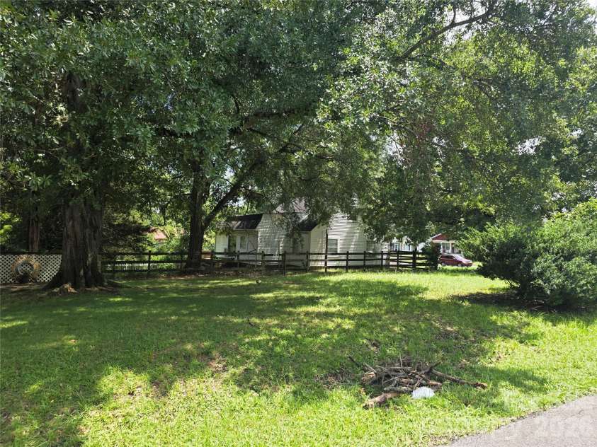 204 Trade Street, Dallas, NC 28034.  MLS# CAR4420814, YatesRealty ID 48349. 