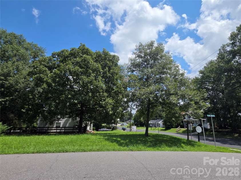 204 Trade Street, Dallas, NC 28034.  MLS# CAR4420814, YatesRealty ID 48349. 