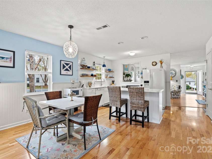 191 Oak Village Parkway, Mooresville, NC 28117.  MLS# CAR4197215, YatesRealty ID 4835. Large kitchen with dining area.