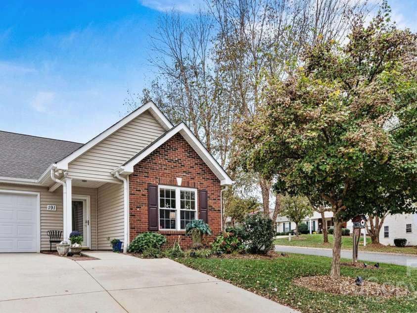 191 Oak Village Parkway, Mooresville, NC 28117.  MLS# CAR4197215, YatesRealty ID 4835. Welcome to 191 Oak Village Pkwy located on a Beautiful Corner Lot