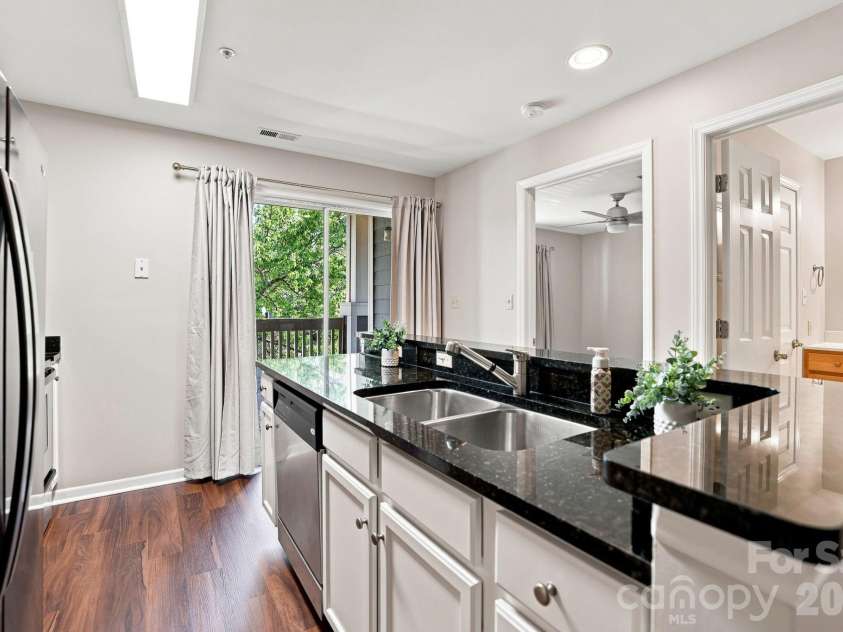 525 Olmsted Park Place, Charlotte, NC 28203.  MLS# CAR4419927, YatesRealty ID 48354. 