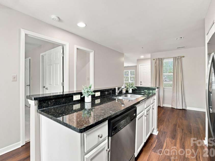 525 Olmsted Park Place, Charlotte, NC 28203.  MLS# CAR4419927, YatesRealty ID 48354. 