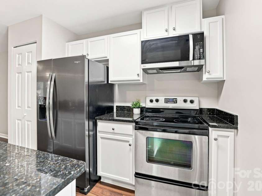 525 Olmsted Park Place, Charlotte, NC 28203.  MLS# CAR4419927, YatesRealty ID 48354. 
