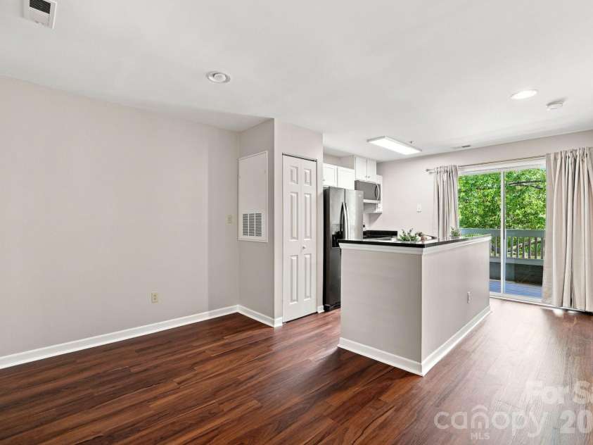 525 Olmsted Park Place, Charlotte, NC 28203.  MLS# CAR4419927, YatesRealty ID 48354. 