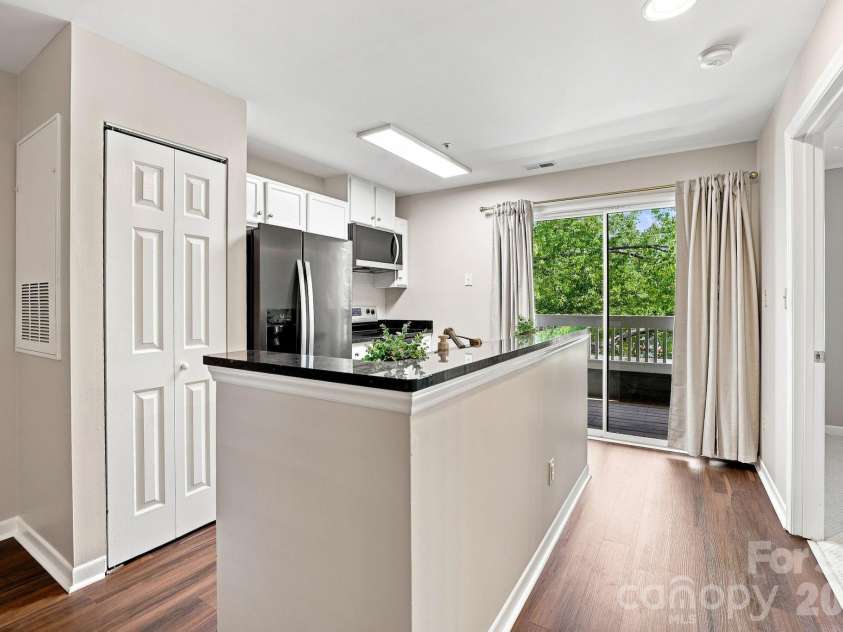 525 Olmsted Park Place, Charlotte, NC 28203.  MLS# CAR4419927, YatesRealty ID 48354. 