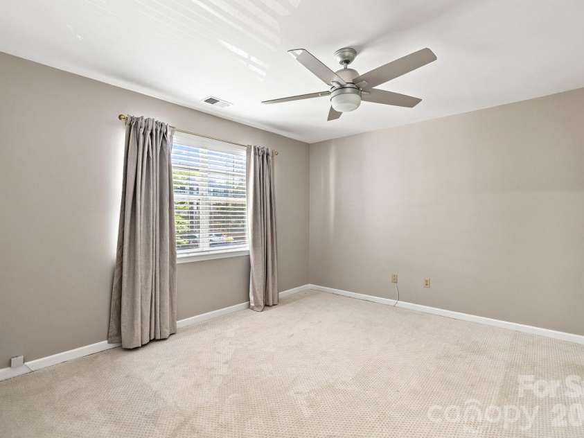 525 Olmsted Park Place, Charlotte, NC 28203.  MLS# CAR4419927, YatesRealty ID 48354. 