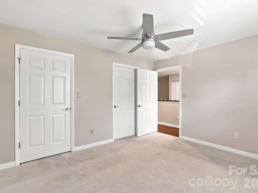 525 Olmsted Park Place, Charlotte, NC 28203.  MLS# CAR4419927, YatesRealty ID 48354. 