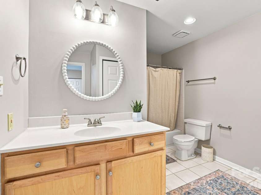 525 Olmsted Park Place, Charlotte, NC 28203.  MLS# CAR4419927, YatesRealty ID 48354. 