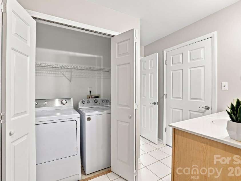 525 Olmsted Park Place, Charlotte, NC 28203.  MLS# CAR4419927, YatesRealty ID 48354. 