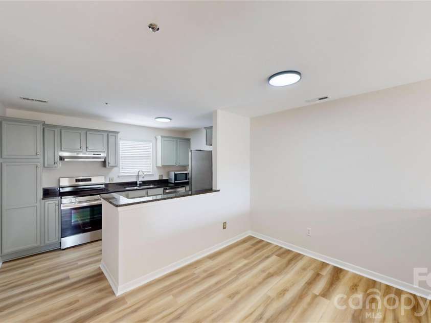 525 Olmsted Park Place, Charlotte, NC 28203.  MLS# CAR4426126, YatesRealty ID 48354. 