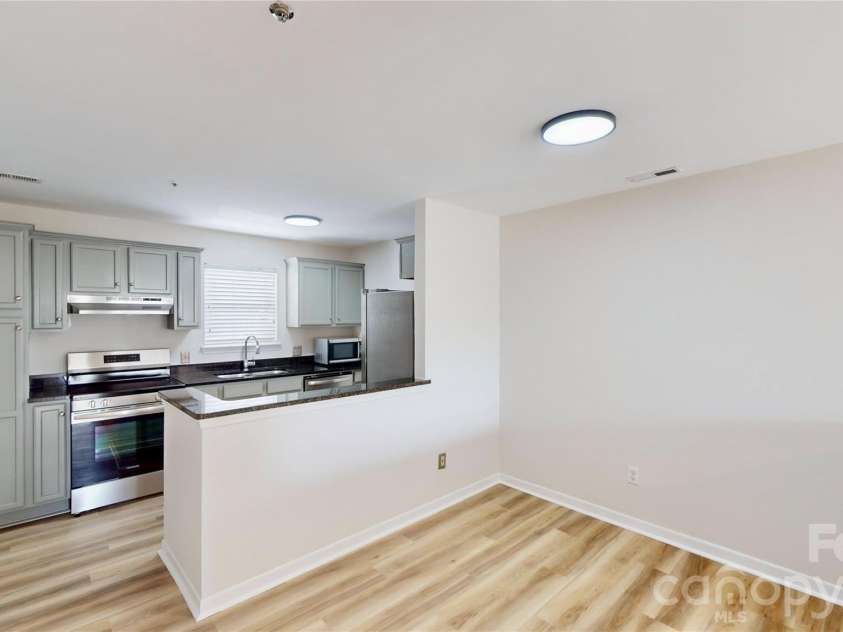 525 Olmsted Park Place, Charlotte, NC 28203.  MLS# CAR4426126, YatesRealty ID 48354. 