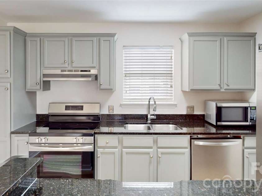 525 Olmsted Park Place, Charlotte, NC 28203.  MLS# CAR4426126, YatesRealty ID 48354. 