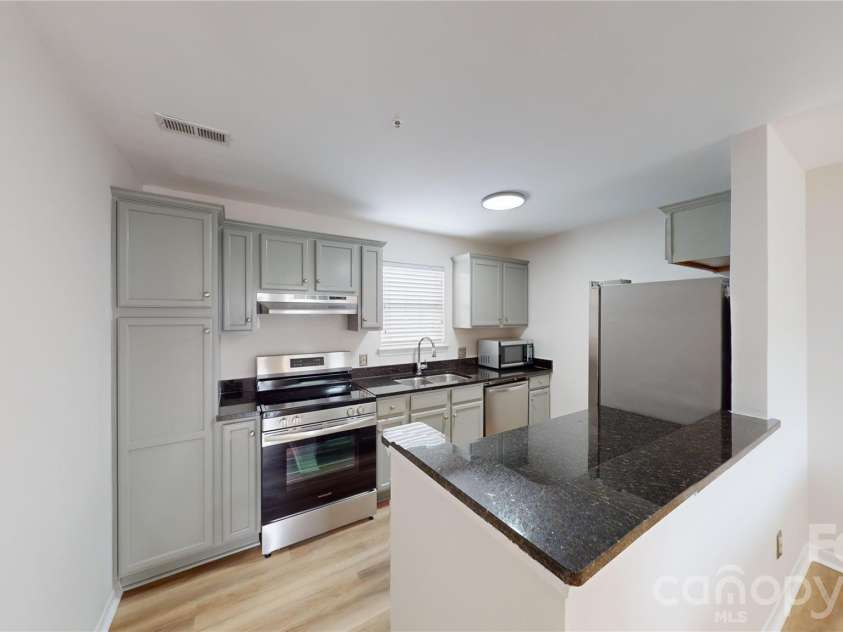 525 Olmsted Park Place, Charlotte, NC 28203.  MLS# CAR4426126, YatesRealty ID 48354. 