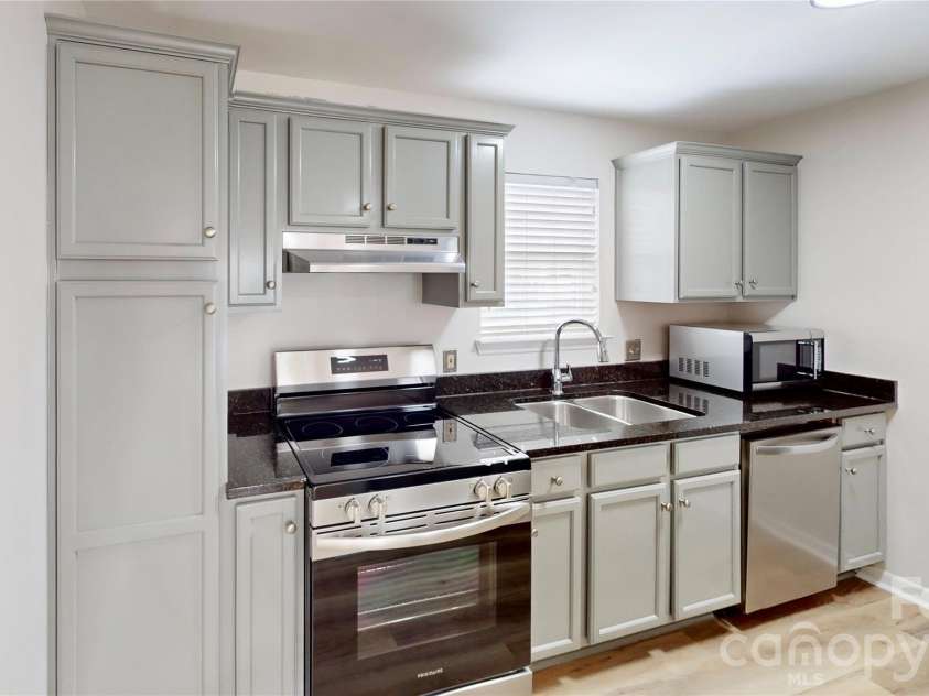525 Olmsted Park Place, Charlotte, NC 28203.  MLS# CAR4426126, YatesRealty ID 48354. 