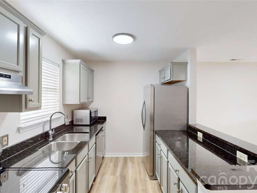 525 Olmsted Park Place, Charlotte, NC 28203.  MLS# CAR4426126, YatesRealty ID 48354. 