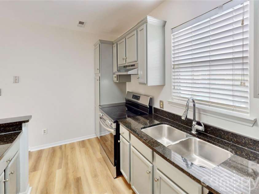 525 Olmsted Park Place, Charlotte, NC 28203.  MLS# CAR4426126, YatesRealty ID 48354. 