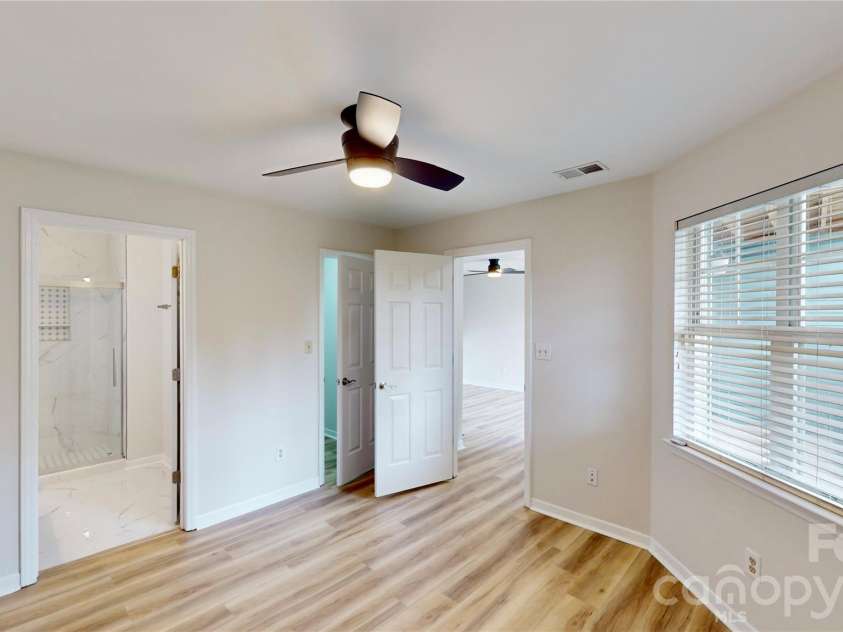 525 Olmsted Park Place, Charlotte, NC 28203.  MLS# CAR4426126, YatesRealty ID 48354. 
