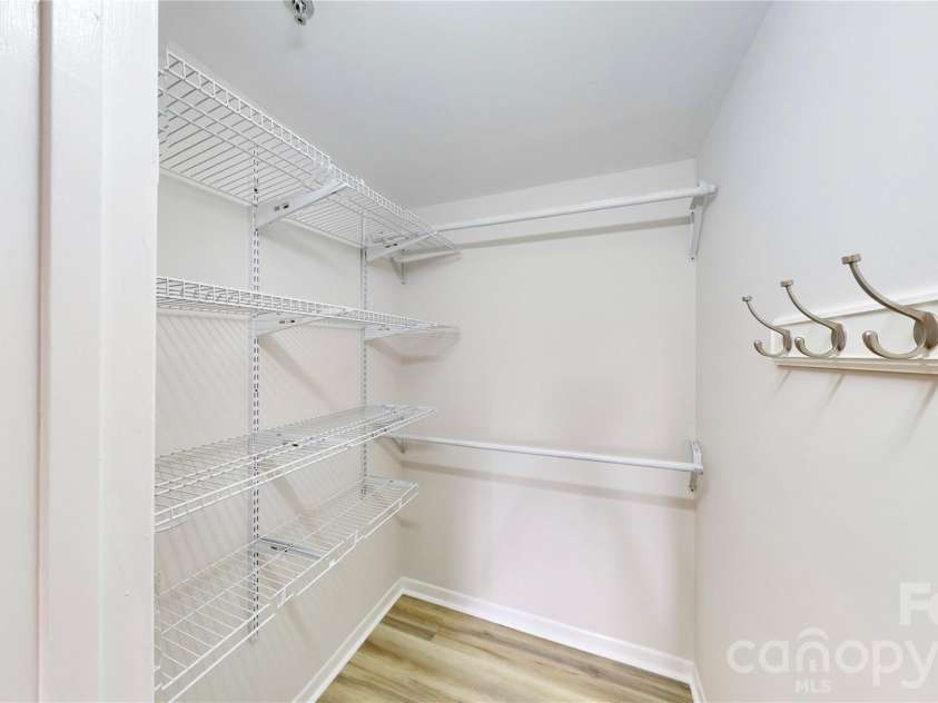 525 Olmsted Park Place, Charlotte, NC 28203.  MLS# CAR4426126, YatesRealty ID 48354. 