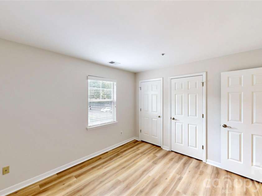 525 Olmsted Park Place, Charlotte, NC 28203.  MLS# CAR4426126, YatesRealty ID 48354. 