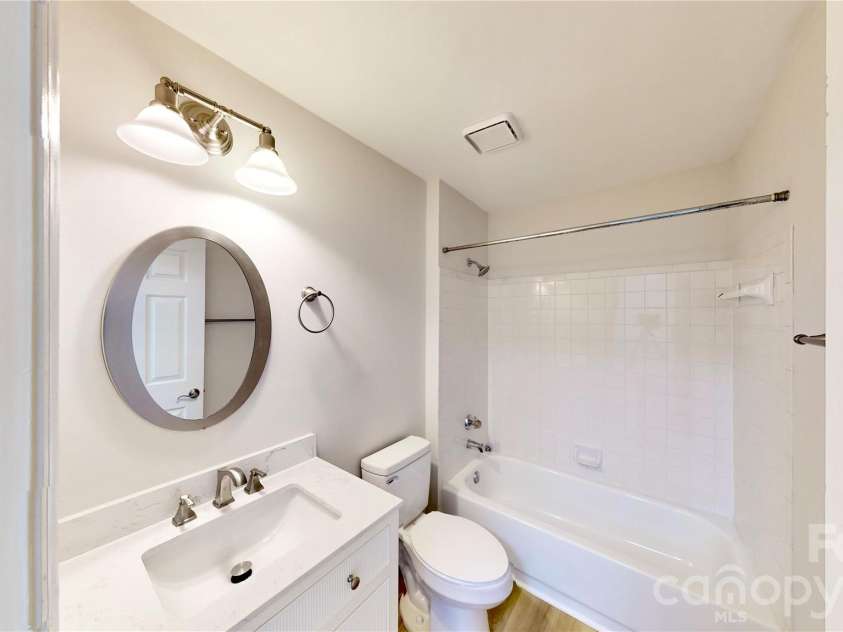 525 Olmsted Park Place, Charlotte, NC 28203.  MLS# CAR4426126, YatesRealty ID 48354. 