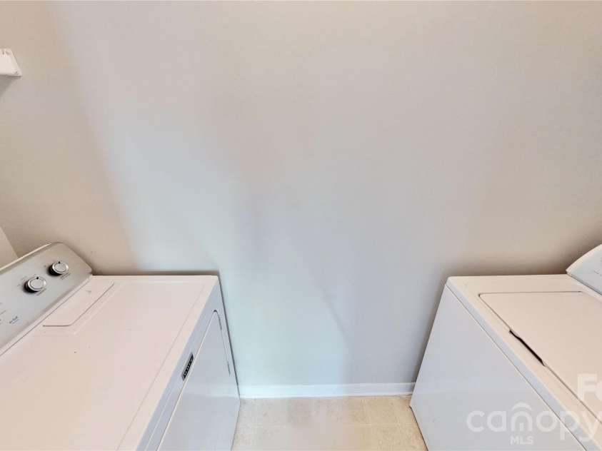 525 Olmsted Park Place, Charlotte, NC 28203.  MLS# CAR4426126, YatesRealty ID 48354. 
