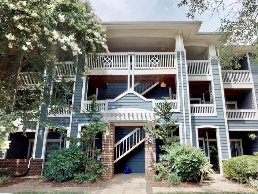 525 Olmsted Park Place, Charlotte, NC 28203.  MLS# CAR4426126, YatesRealty ID 48354. 