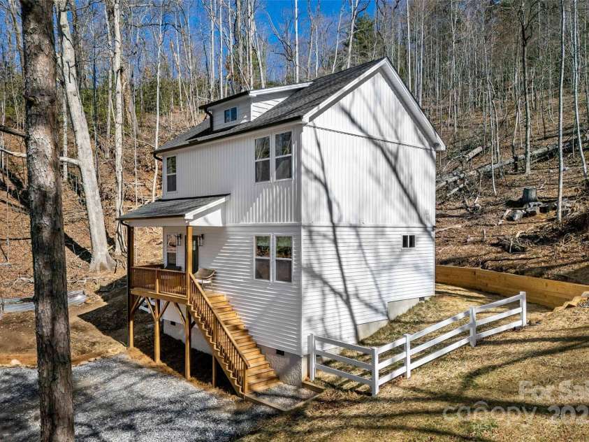 215 David Ridge Road, Black Mountain, NC 28711.  MLS# CAR4225943, YatesRealty ID 4836. 