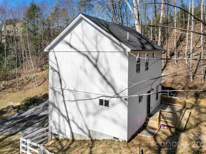 215 David Ridge Road, Black Mountain, NC 28711.  MLS# CAR4225943, YatesRealty ID 4836. 