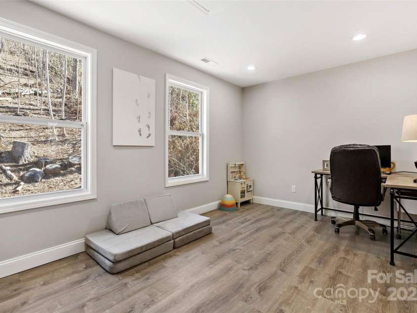 215 David Ridge Road, Black Mountain, NC 28711.  MLS# CAR4225943, YatesRealty ID 4836. 