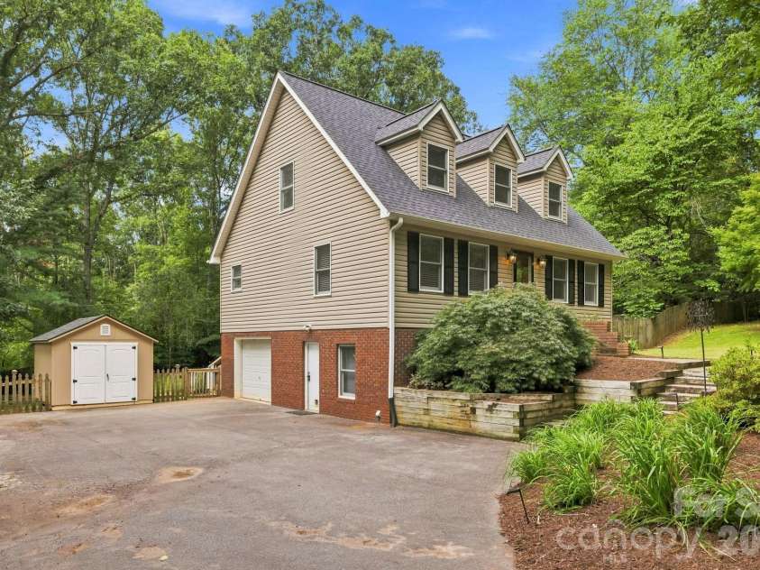 505 Pole Creasman Road, Asheville, NC 28806.  MLS# CAR4420209, YatesRealty ID 48362. 