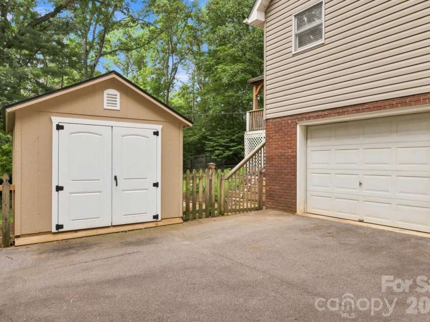 505 Pole Creasman Road, Asheville, NC 28806.  MLS# CAR4420209, YatesRealty ID 48362. 