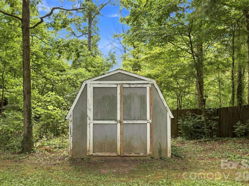 505 Pole Creasman Road, Asheville, NC 28806.  MLS# CAR4420209, YatesRealty ID 48362. 