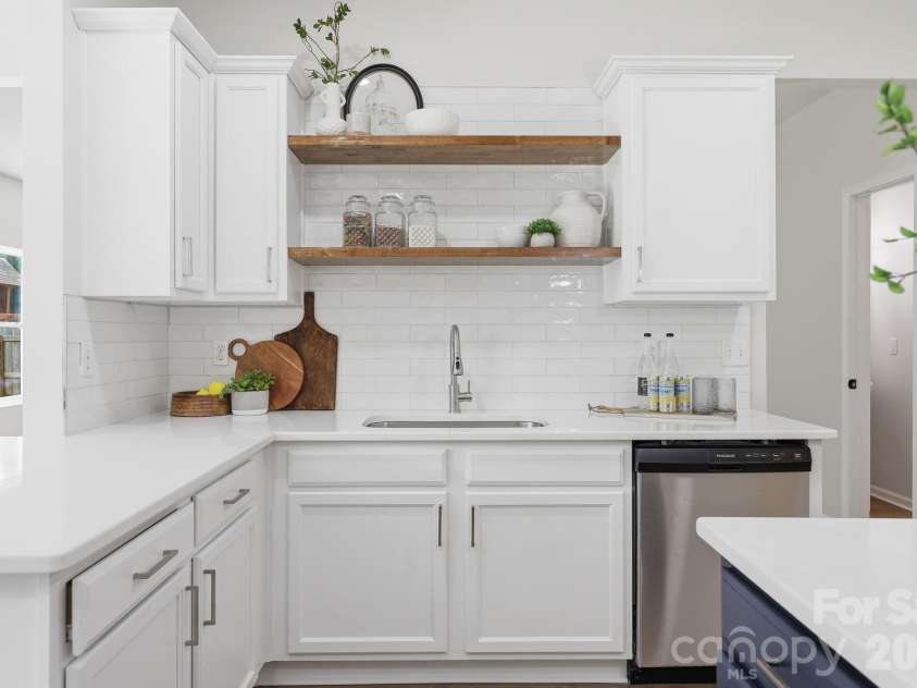282 Water Lily Circle, Winston Salem, NC 27107.  MLS# CAR4420914, YatesRealty ID 48364. Chef's kitchen