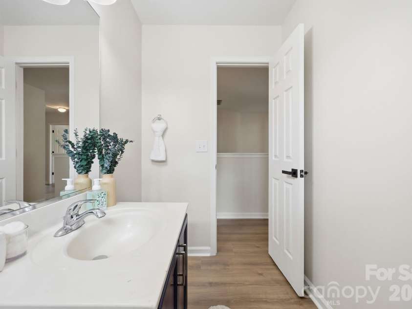 282 Water Lily Circle, Winston Salem, NC 27107.  MLS# CAR4420914, YatesRealty ID 48364. Upstairs full bath
