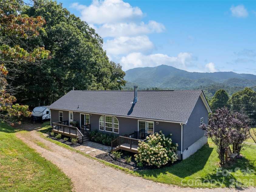 90 Blueberry Hill Drive, Clyde, NC 28721.  MLS# CAR4420715, YatesRealty ID 48369. 
