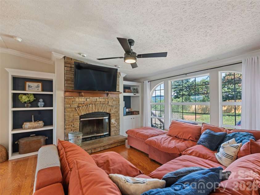 90 Blueberry Hill Drive, Clyde, NC 28721.  MLS# CAR4420715, YatesRealty ID 48369. 