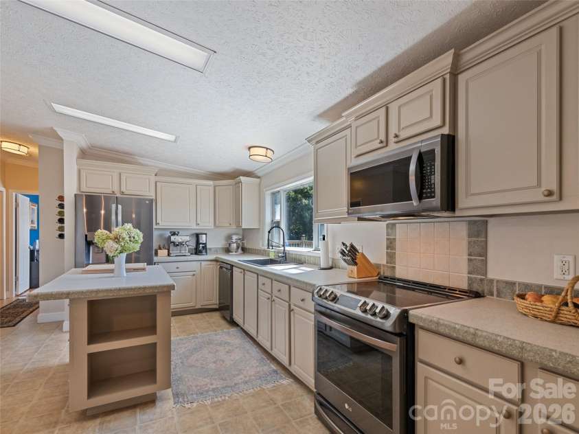 90 Blueberry Hill Drive, Clyde, NC 28721.  MLS# CAR4420715, YatesRealty ID 48369. 