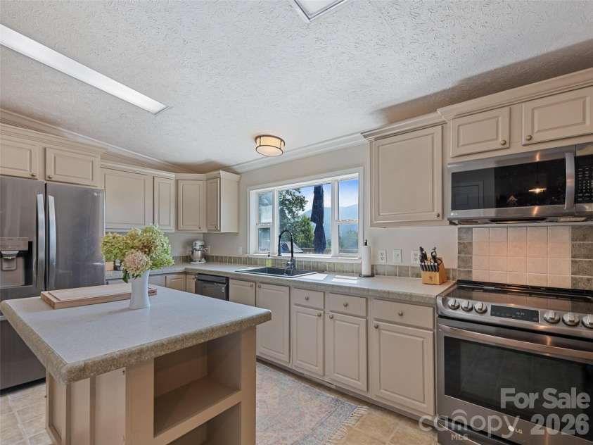 90 Blueberry Hill Drive, Clyde, NC 28721.  MLS# CAR4420715, YatesRealty ID 48369. 