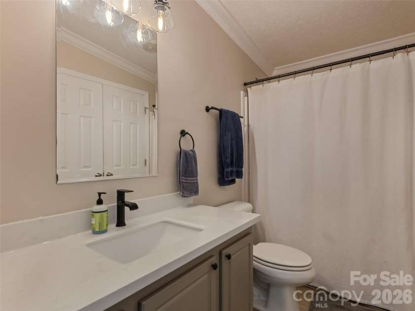 90 Blueberry Hill Drive, Clyde, NC 28721.  MLS# CAR4420715, YatesRealty ID 48369. 