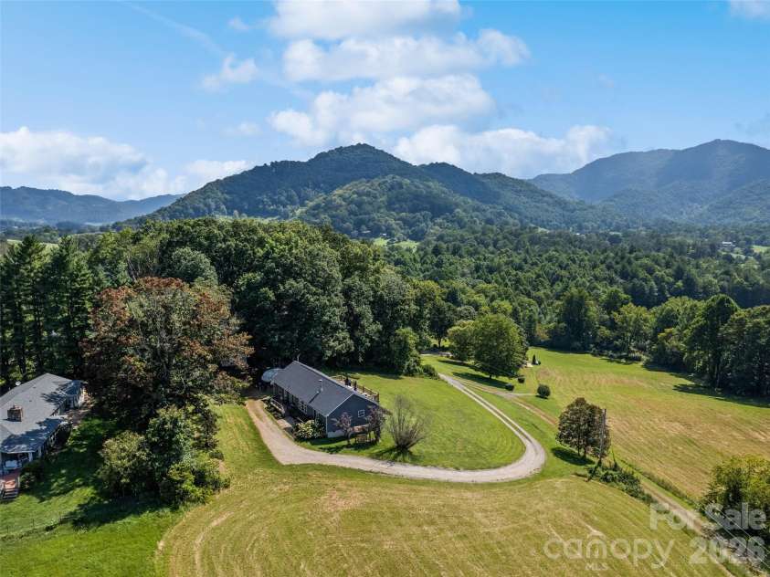 90 Blueberry Hill Drive, Clyde, NC 28721.  MLS# CAR4420715, YatesRealty ID 48369. 