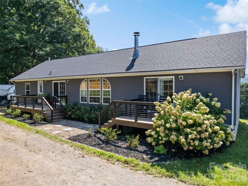 90 Blueberry Hill Drive, Clyde, NC 28721.  MLS# CAR4420715, YatesRealty ID 48369. 