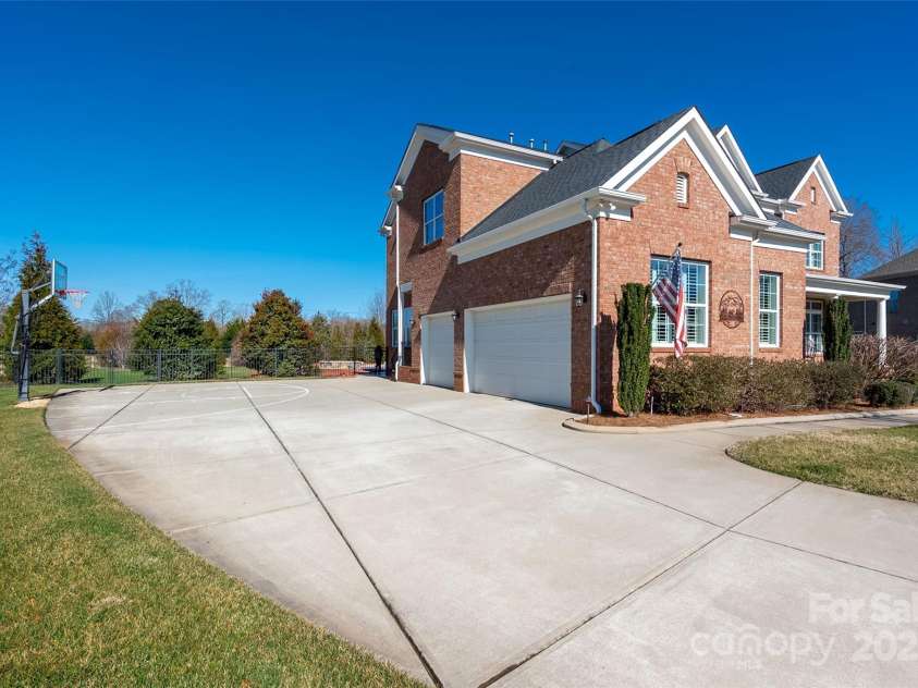 9610 Pensive Lane, Waxhaw, NC 28173.  MLS# CAR4240111, YatesRealty ID 4838. Spacious driveway with brick apron.