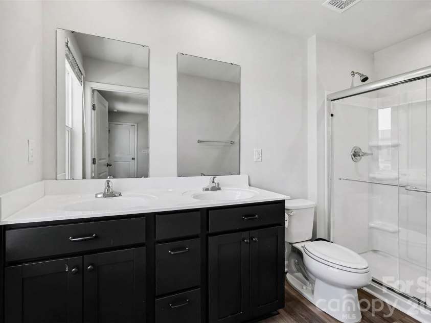 5132 Rustling Pines Court, Charlotte, NC 28215.  MLS# CAR4420474, YatesRealty ID 48384. 