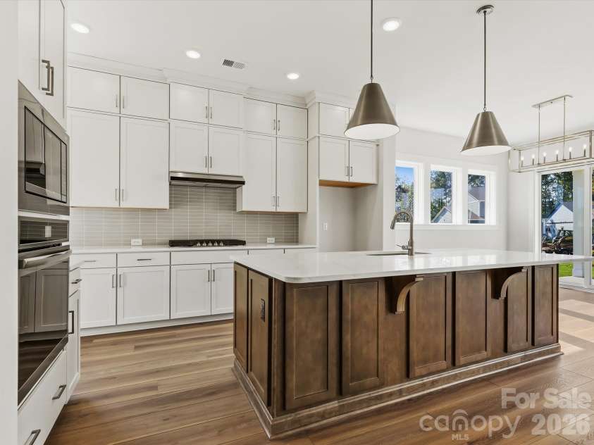 558 Cape Cod Way, Rock Hill, SC 29732.  MLS# CAR4421025, YatesRealty ID 48385. Gorgeous Gourmet Kitchen with 5-burner Gas Cooktop!