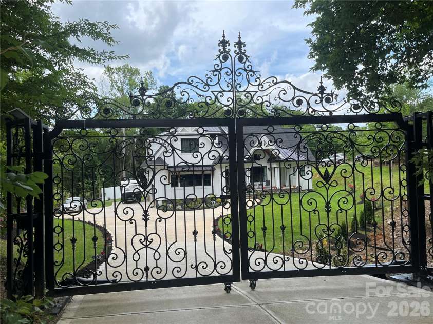 900 Houston Heights Road, Charlotte, NC 28262.  MLS# CAR4420916, YatesRealty ID 48389. 