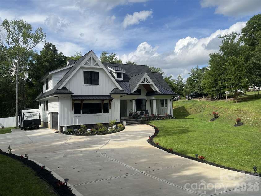 900 Houston Heights Road, Charlotte, NC 28262.  MLS# CAR4420916, YatesRealty ID 48389. 