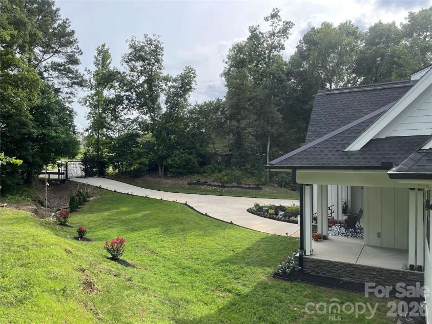 900 Houston Heights Road, Charlotte, NC 28262.  MLS# CAR4420916, YatesRealty ID 48389. 