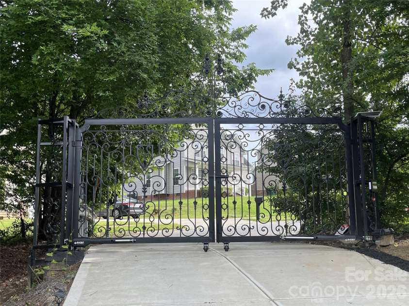 900 Houston Heights Road, Charlotte, NC 28262.  MLS# CAR4420916, YatesRealty ID 48389. 
